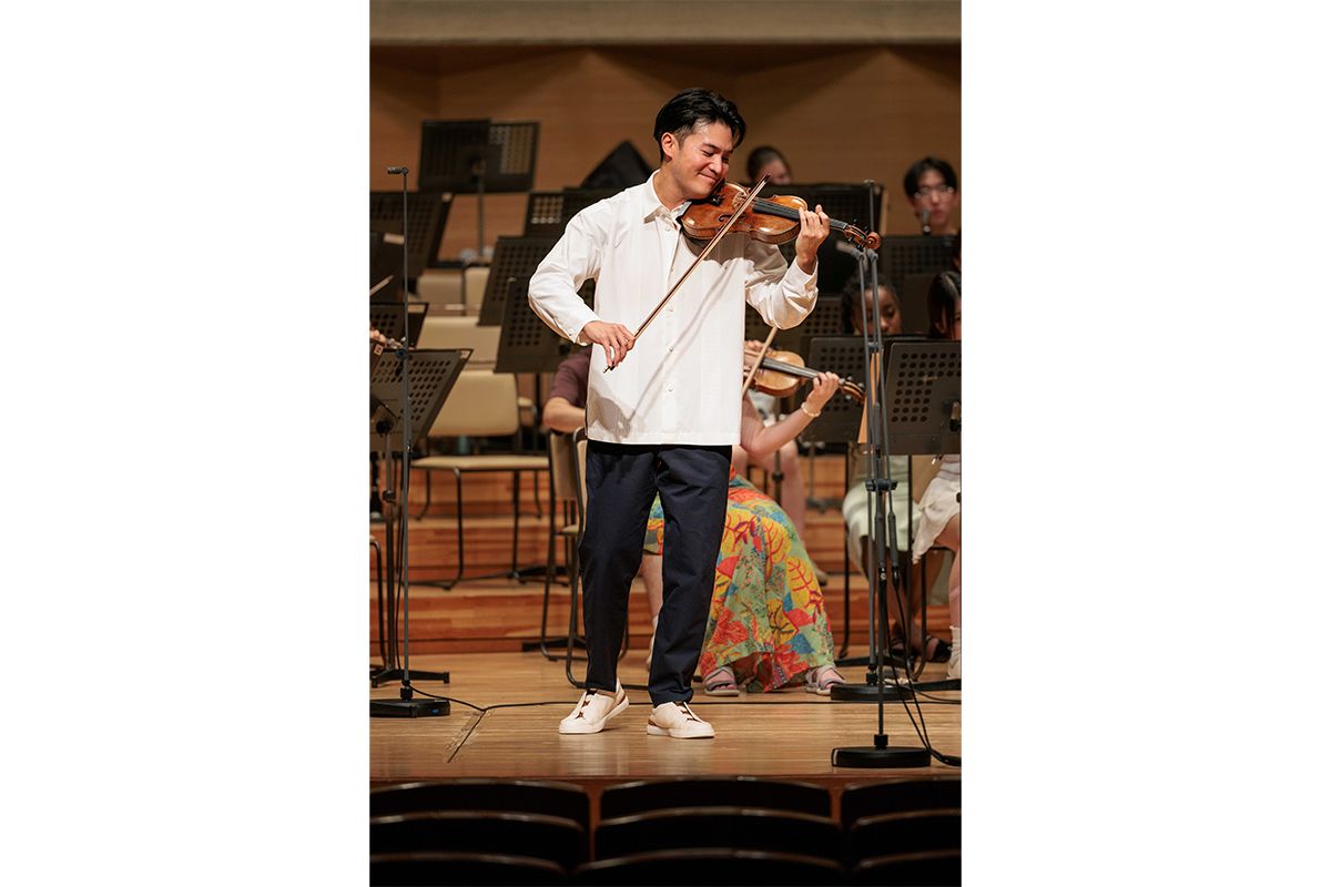 「ナショナル・ユースオーケストラUSA」の団員たちとのリハーサル。冗談を言って、何度も笑い声が上がった＝2025年7月、東京都港区のサントリーホールで。山本倫子氏撮影